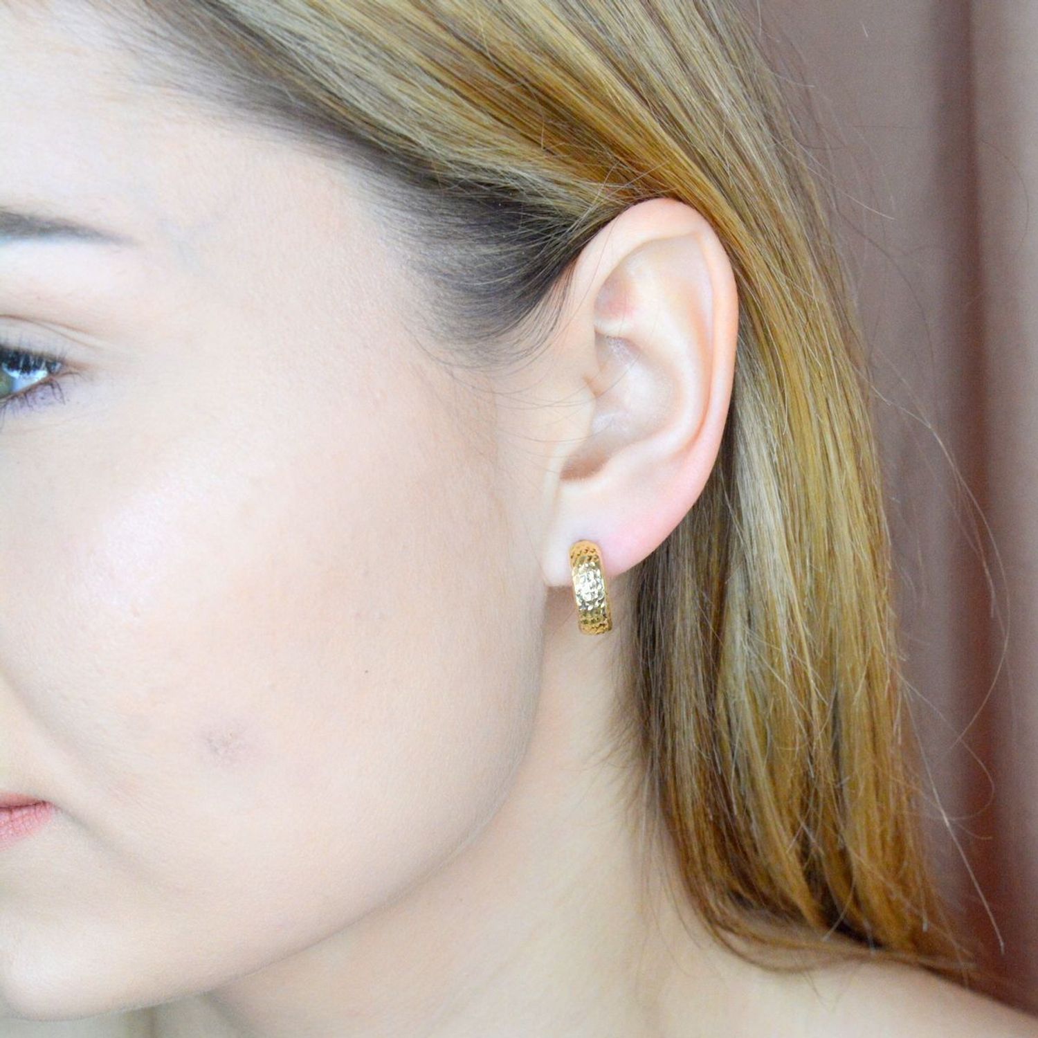 Złote kolczyki 375 grawerowane kółeczka KL 5212A 375. Uniwersalne złote, gładkie kolczyki próby 375 z motywem koła można skompletować z naszyjnikiem lub bransoletką, aby tworzyć wyjątkowe zestawy - idealne do różnych stylizacji. Idea.jpg